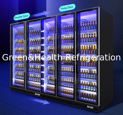 Το αυτοκίνητο ξεπαγώνει τον εμπορικό όρθιο ψυκτήρα με τη ρόδα για τη Pepsi/γάλα/μπύρα με την πόρτα γυαλιού για